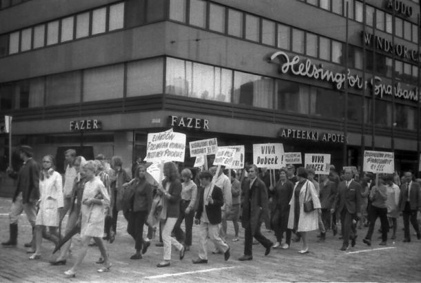 Viva Dubcek! Demonstration in Helsinki gegen die SU-Intervention (Wikipedia.de)