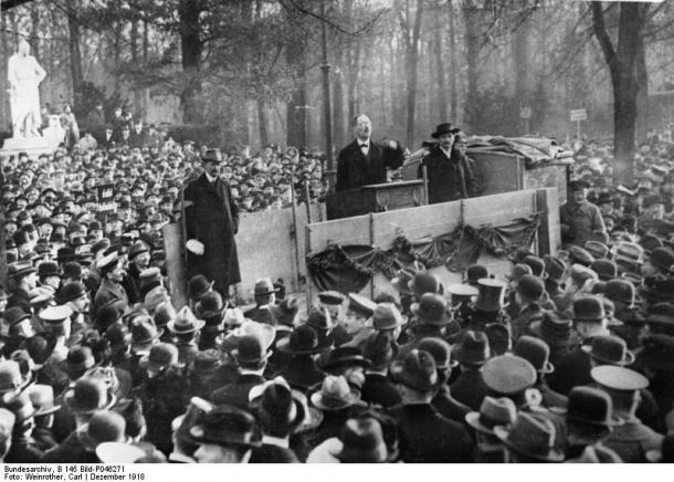 Karl Liebknecht im Dezember 1918 auf einer Kundgebung im Tiergarten (Quelle: Bundesarchiv/Wikipedia)