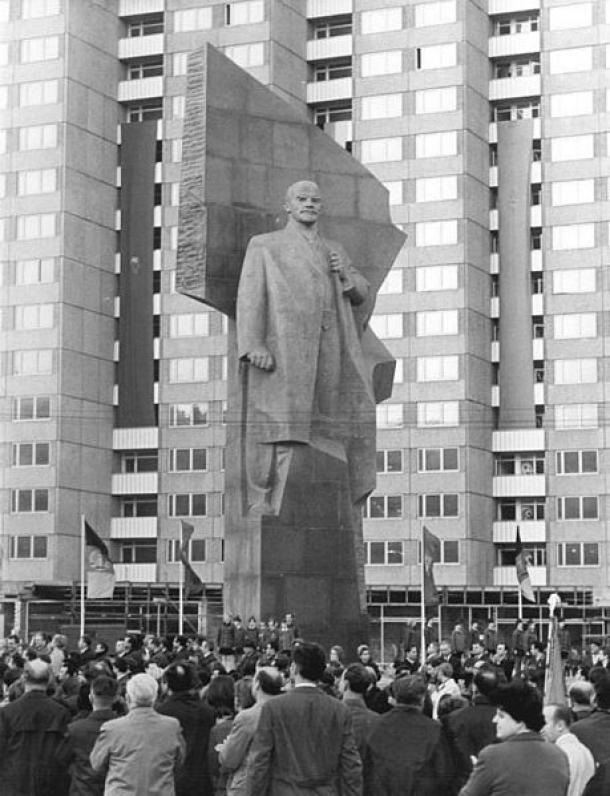 Lenin Memorial in Eastern Berlin 1970 (Source: Bundesarchiv/Wikipedia)