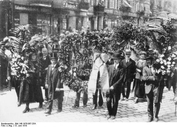 Funeral March for Rosa Luxemburg 1919 (Source: Wikipedia.de)